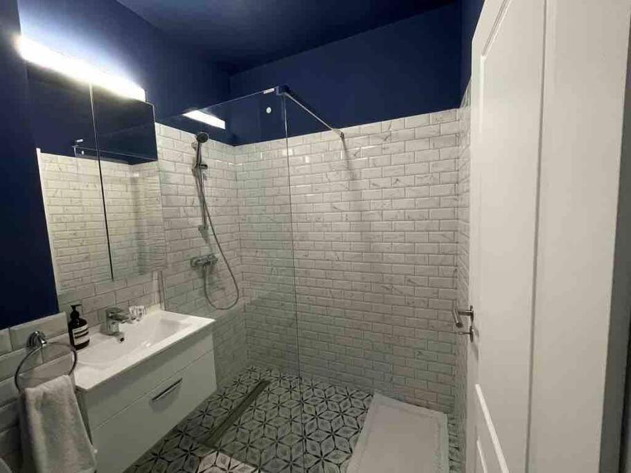 Modern 2-Bedroom Apartment In New Residence Craiova Exteriör bild