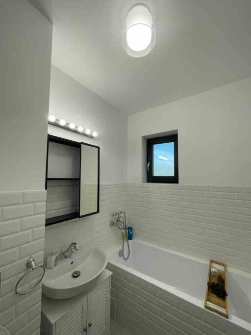 Modern 2-Bedroom Apartment In New Residence Craiova Exteriör bild