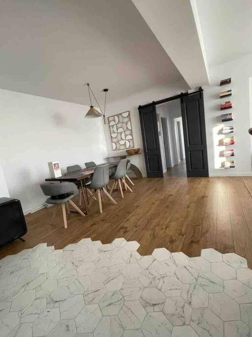 Modern 2-Bedroom Apartment In New Residence Craiova Exteriör bild